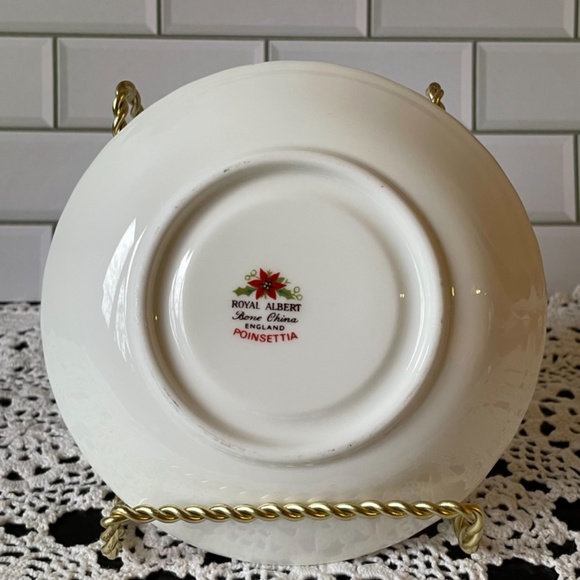 Royal Albert Poinsettia saucer and tea cup. Bone China made in England. - Picture 4 of 12